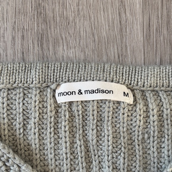 Cozy sage green V-Neck cropped Sweater - Picture 2 of 6